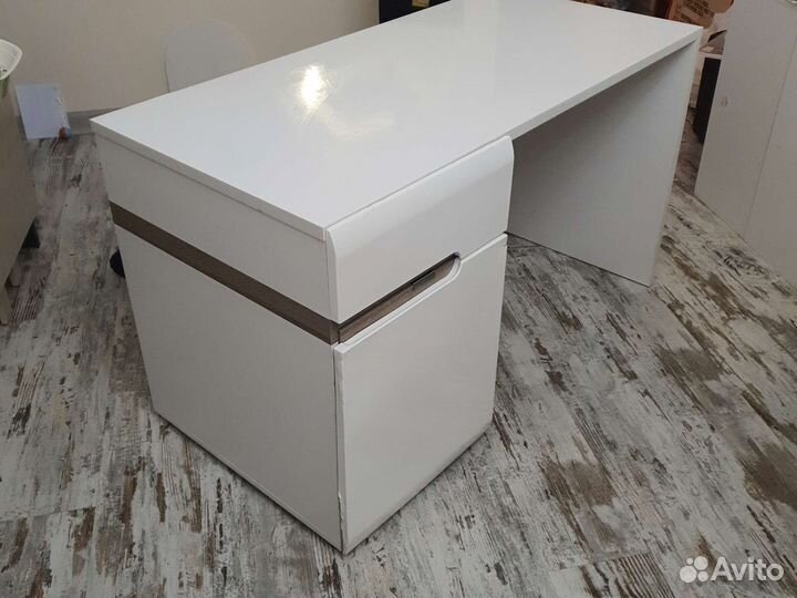 Стол письменный выдв шкаф с доводчиком