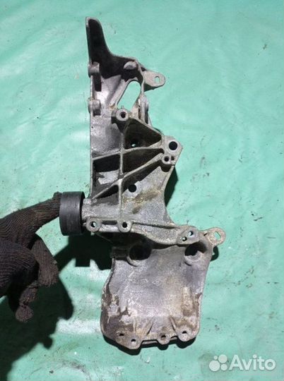 Кронштейн генератора Renault Megane