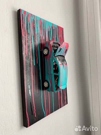 Картина с моделью автомобиля