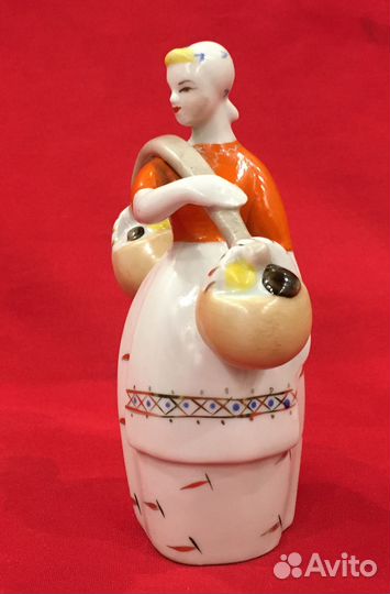 Статуэтка фарфоровая. Девушка с грибами. СССР