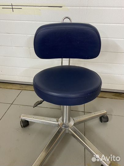 Стул для мастера маникюра бу