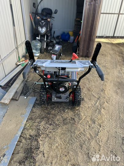 Снегоуборщик бензиновый самоходный