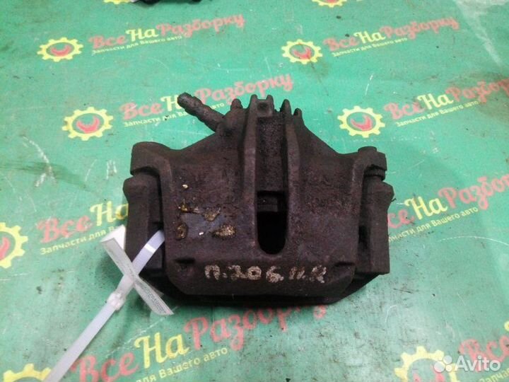 Суппорт передний правый Peugeot 206