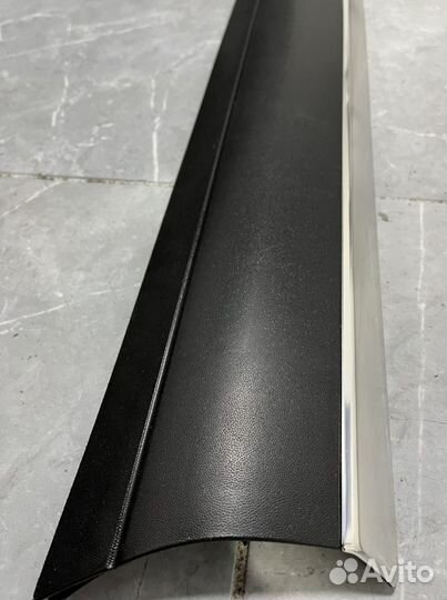 Молдинг левой передней двери Touareg