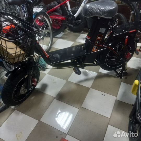 Скутер курьерской электро