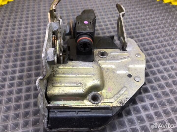 Замок двери передний правый Mercedes-Benz E-Class