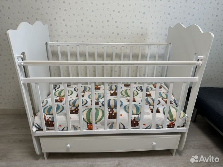 Детская кроватка с маятником и ящиком