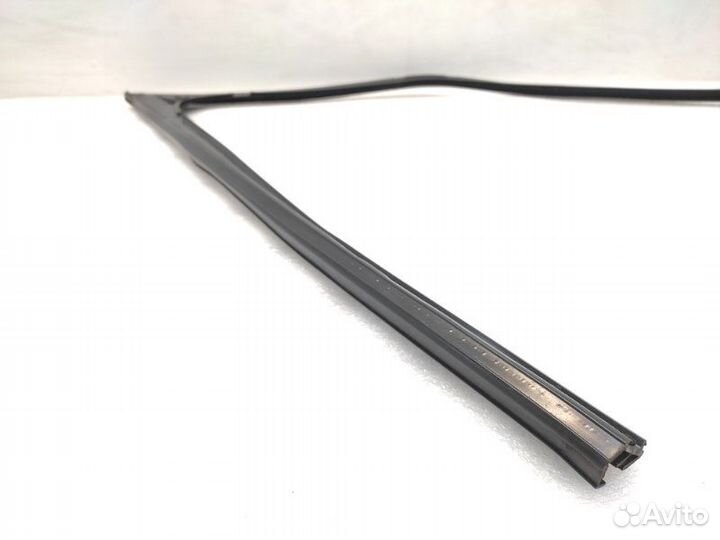 Уплотнитель стекла двери передний левый Land Rover