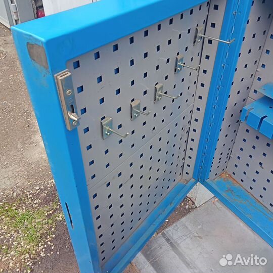 Навесной инструментальный шкаф