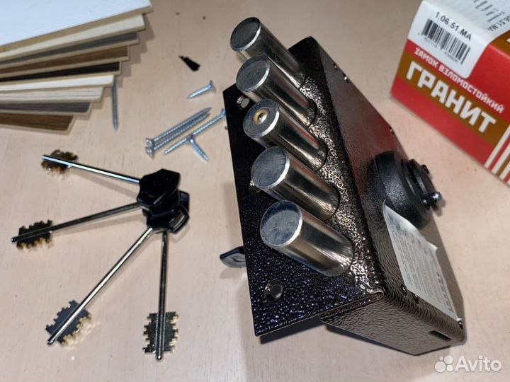 Замок накладной для входной двери