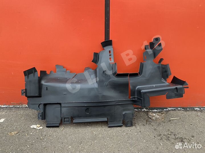 Воздуховод радиатора левый Volkswagen Touareg 3