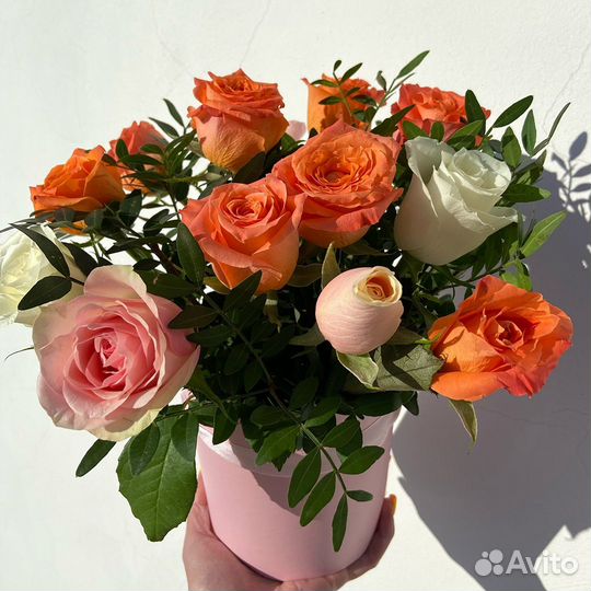 Цветы композиции в шляпной коробке