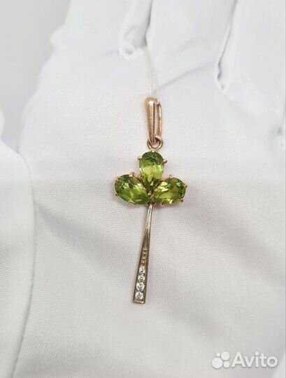 Золотая подвеска с камнем