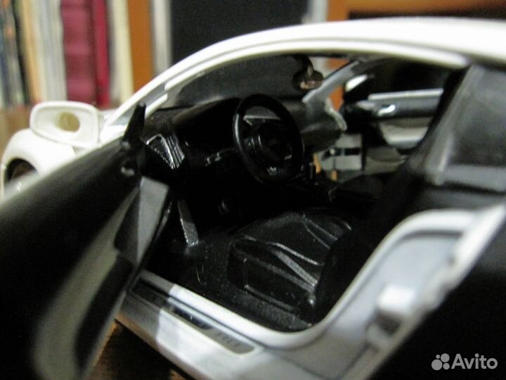 Коллекционная модель audi R8 1/24