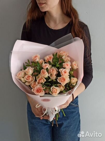 Букет кустовых персиковых роз