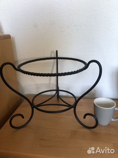 Металлическая подставка под цветы