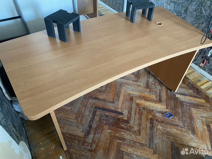 Стол для звукорежиссера аранжировщика. Директора