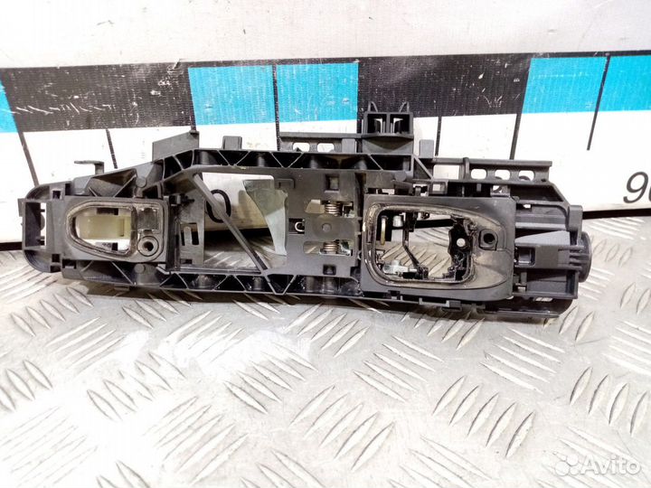 Б/У Кронштейн ручки двери правой MB#002