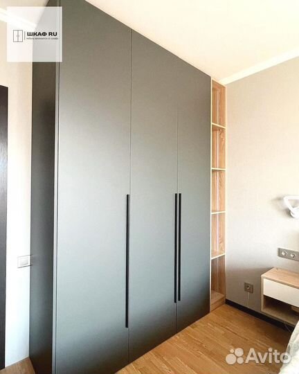 Встроенный распашной шкаф