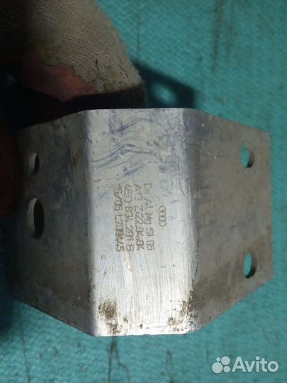 Кронштейн переднего сиденья Ауди A6 c5