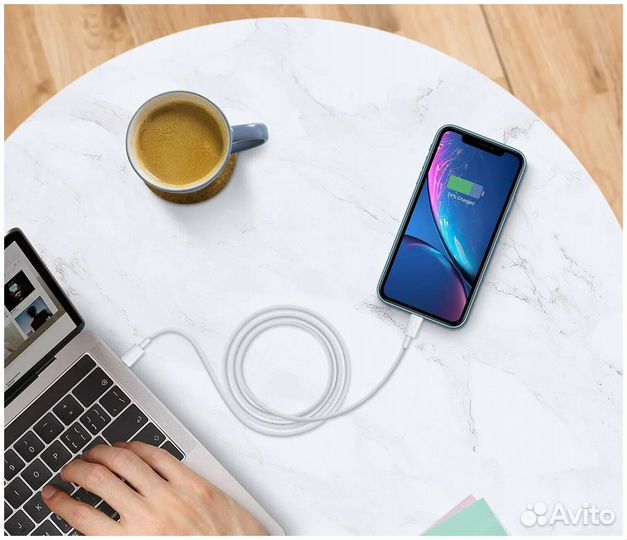 Зарядный кабель на iPhone