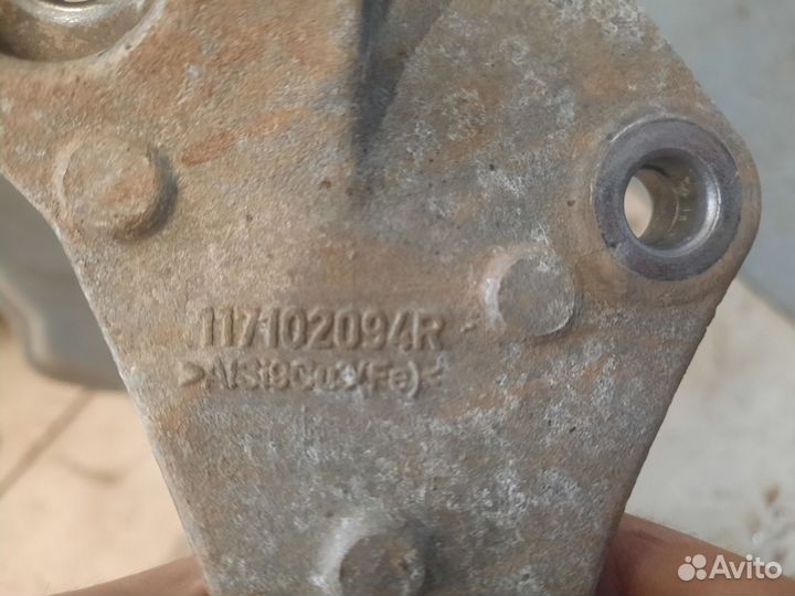 Кронштейн генератора Renault Sandero