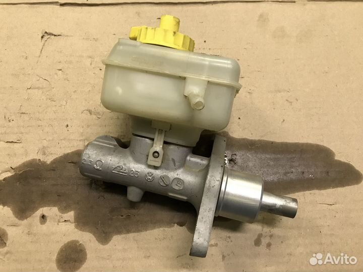 Главный тормозной цилиндр Skoda Octavia A4 Tour