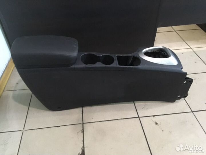 Подлокотник Nissan Qashqai J10