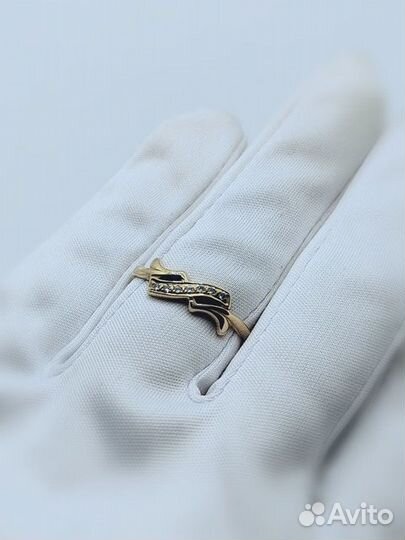 Кольцо с синтетическим камнем Золото