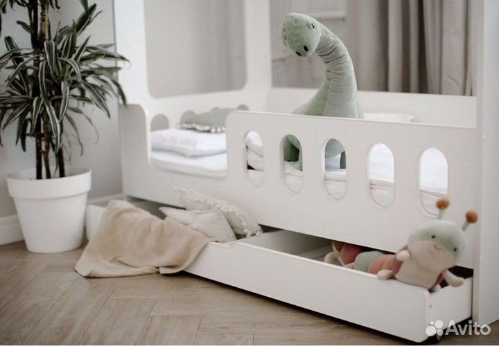 Детская кроватка домик