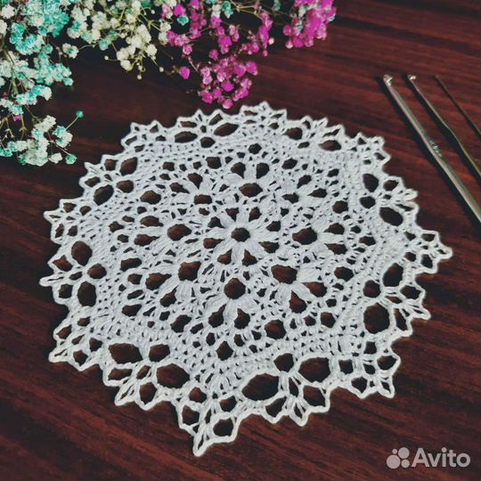 Вязаная салфетка ручной работы