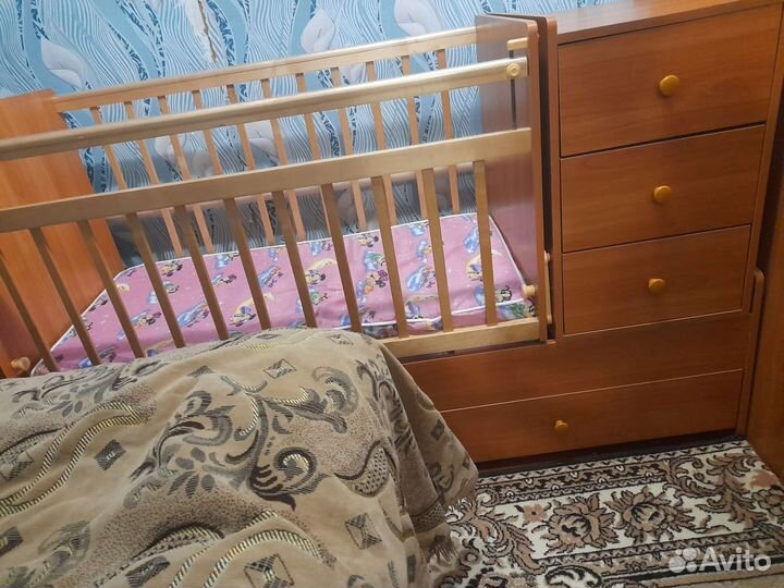 Детская кроватка с поперечным маятником