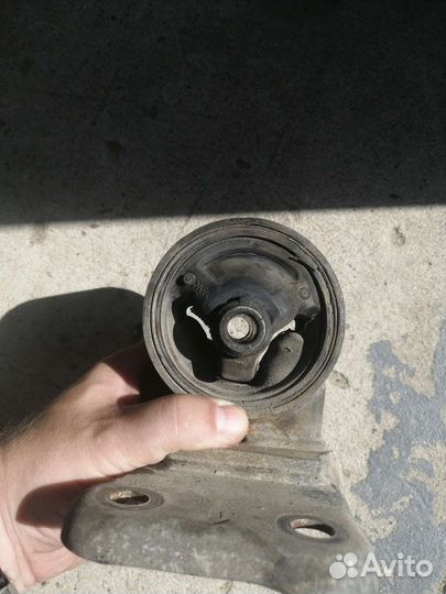Подушка (опора) кпп на лансер 9