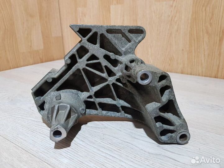 Кронштейн двигателя Volkswagen Passat (B6) 3C2 BVY