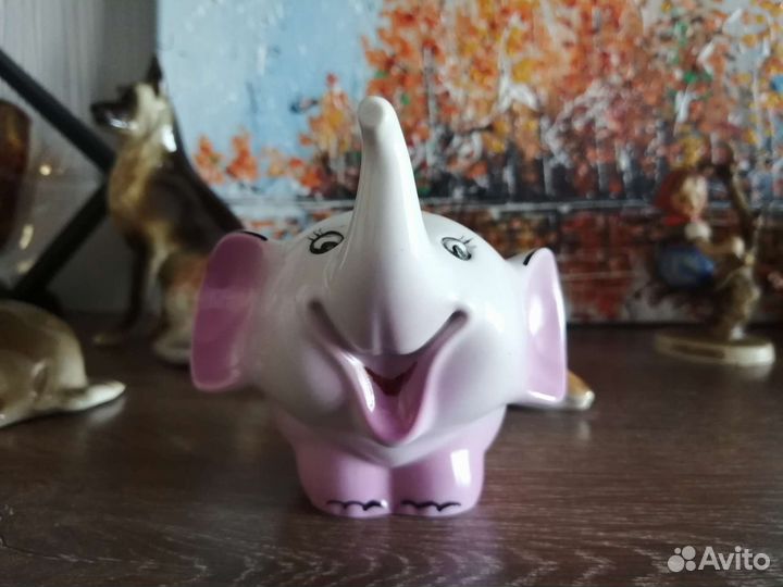 Розовый слон фигурка