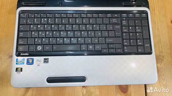 Ноутбук Toshiba, планшет iPad, iPhone 4, 5 и 5s