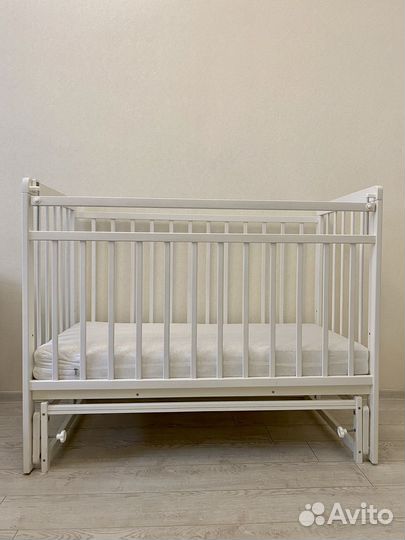 Детская кроватка с маятником