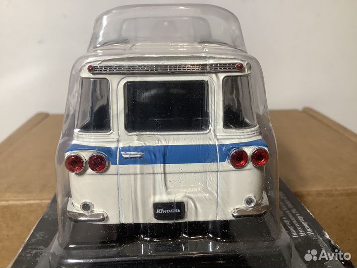 Модель автомобиля зил-118 Юность 1:43 деа