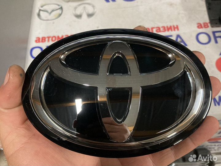 Эмблема стеклянная toyota camry V-70 рестайлинг