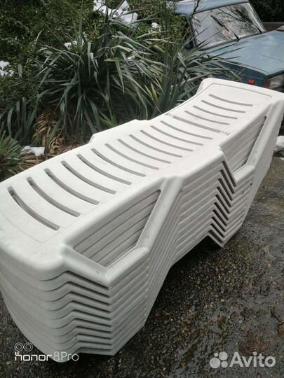 Лежаки шезлонги и зонты