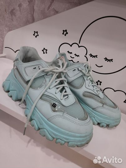 Кроссовки женские