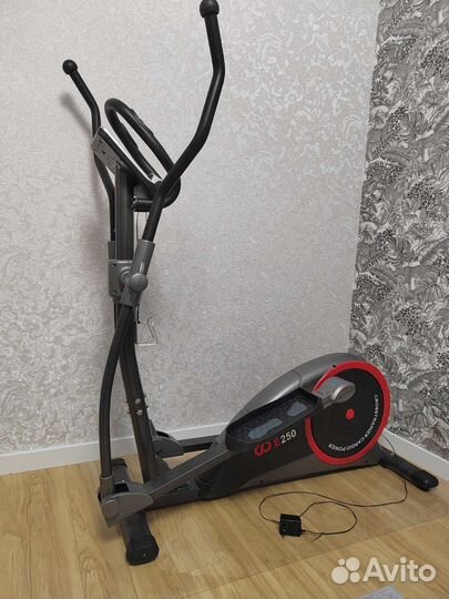 Эллиптический тренажер CardioPower E250, черный