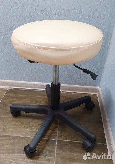 Стул на колесиках