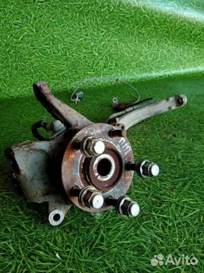 Кулак передний правый Митсубиси Диамант 3.0л 1995г