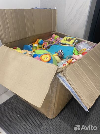 Детские одежда, обувь и игрушки коробкой для Насти