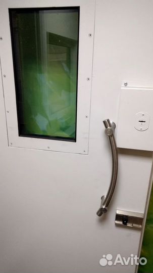 Сейфовая дверь от кассы банка