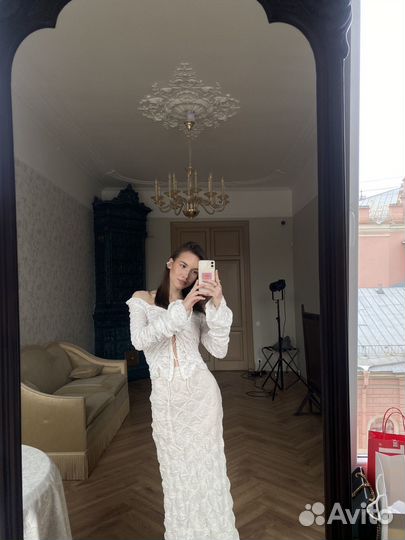 Белый топ с завязками на груди