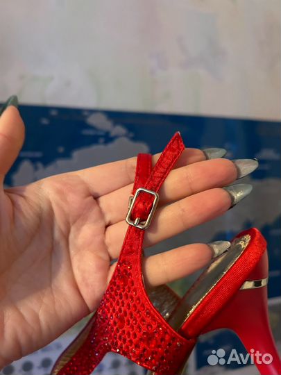 Красные босоножки со стразами 37 р