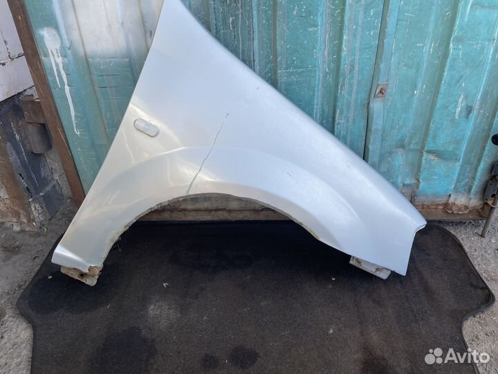Переднее правое крыло на рено логан