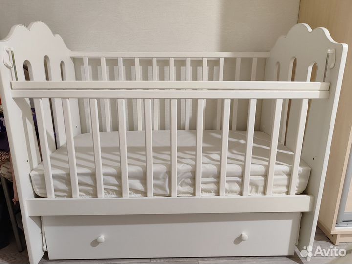 Детская кроватка с поперечным маятником
